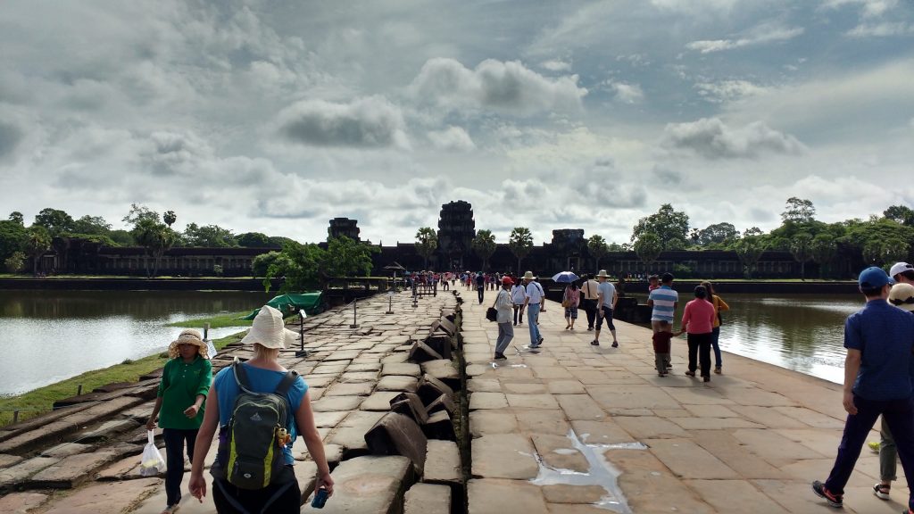 De loopbrug naar de ingang van het Angkor Wat complex.