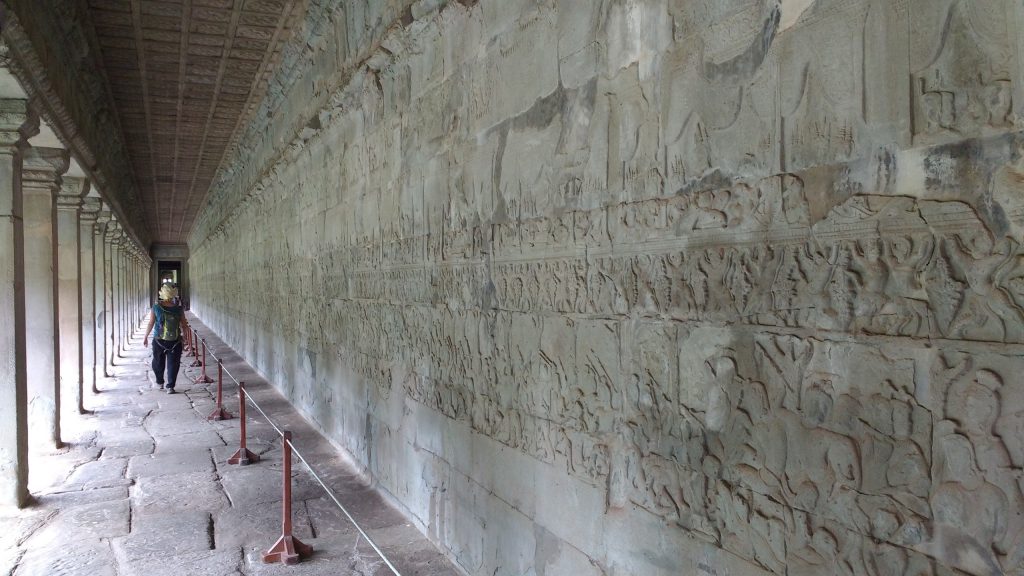 In de galerijen rondom het middengedeelte is een een verhaal van zo'n 1km in reliëf op de muren uitgebeeld.