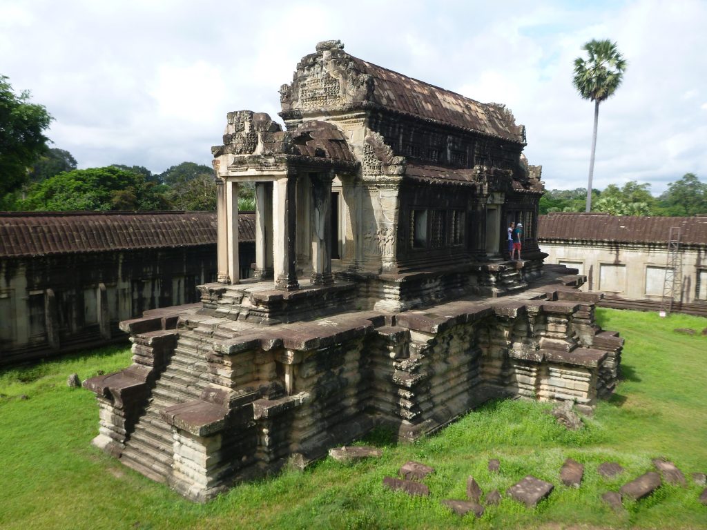 Binnen de muren van het middelste gedeelte staan ook wat kleine tempels.