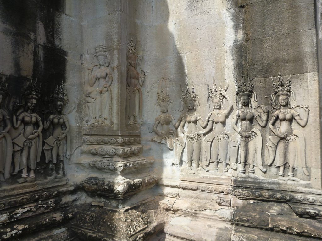Angkor Wat heeft een hoop dames op de wanden staan.